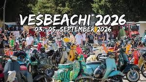 Viele Menschen und Schaltroller am Strand -Ankündigung vom Event Vesbeachi am 03.-05.09.2026.