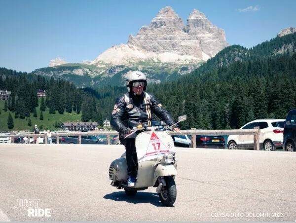 Fahrer einer Faro Basso am Lago Misurina - im Hintergrund die 3 Zinnen