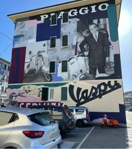 Hauswand mit Vespa Motiv