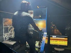 Gespannte Gesichter am Prüfstand beim Zementbahnrennen