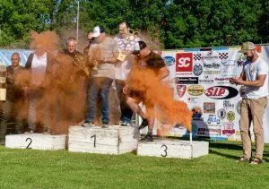 Die Sieger des 1. Bayerischen Zementbahnrennens 2024 im Rauch eines Bengalos