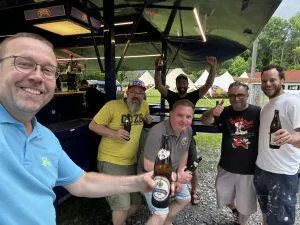 Freudige Fahrer beim Zementbahnrennen