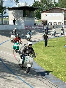 Viele Fahrer in der Steilkurve