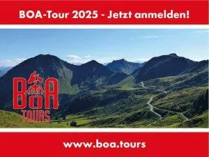 Banner mit einer Berg-Landschaft mit roten Balken gerahmt zur Bewerbung BEST OF AUSTRIA Touren 2025 (BoA)