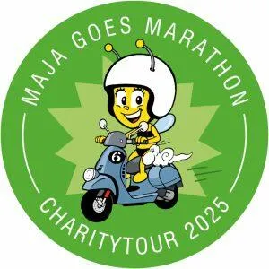 Runder gründer Banner mit einer illustrativen Vespa mit eine fahrenden Biene zur Maja gos Charity - Tour 2025