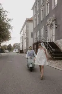 Wedding Couple with Vespa von Stefanie Agostino – Liebreiz Photography
