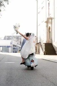 Brautpaar auf der Vespa wegfahrend