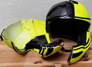 Nolan Motorrad Helm - mittig durchgeschitten - linke Schutzhülle liegt daneben