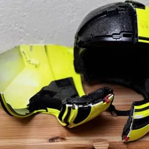 Nolan Motorrad Helm - mittig durchgeschitten - linke Schutzhülle liegt daneben