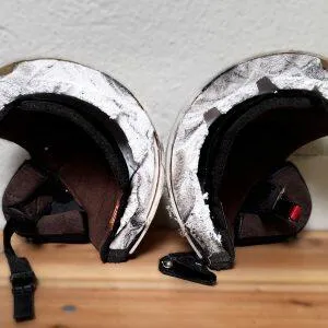 2 Hälften eines Jethelms - Querschnitt eines Jet-Helms