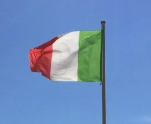Italienische Fahne im Wind wehend am Strand