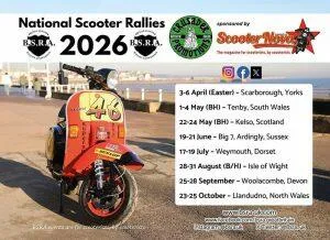 Termin Übersicht Britische National Scooter Rallies 2026 eine rote Vespa mit der Nummer 46 steht an der Promenade am Meer