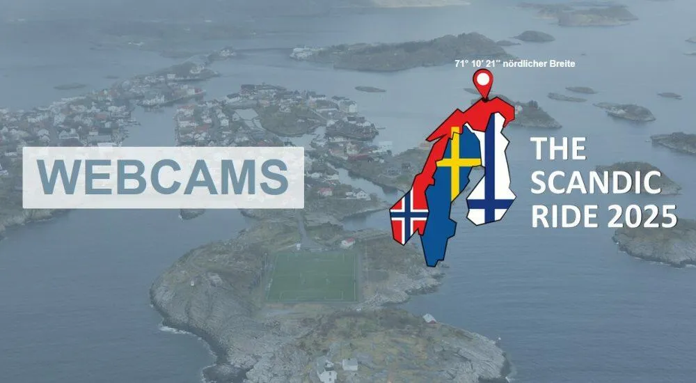 Dohnenaufnahme von Henningsvaer mit einem Fussbaldplatz im Vordergrund, einigen Häusern und kleinen Inseln etw Wolkenverhangen.