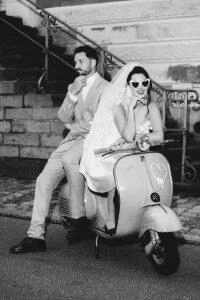 Braut & Bräutigam auf der Vespa - schwarz/weiss