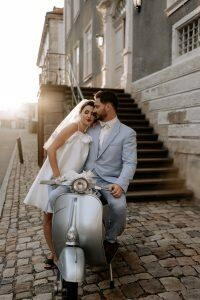Braut & Bräutigam liebevoll eng anlehend auf der Vespa