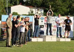 Jubelnde Sieger des 1. Bayerischen Zementbahnrennens 2024