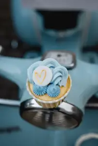 Cake auf dem Lenker der Vespa abgestellt
